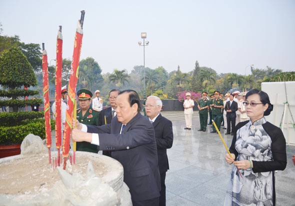 Lãnh đạo Thành phố Hồ Chí Minh dâng hương Chủ tịch Hồ Chí Minh và Chủ tịch Tôn Đức Thắng  - ảnh 1